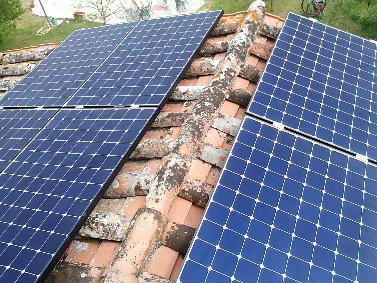 Impianto Fotovoltaico Lightland SunPower preso La Falconara Agriturismo Montepulciano Siena Toscana
